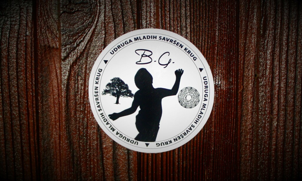 logo Savršen Krug na drvu